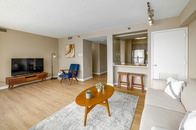 1BR, 1BA - 850SF - Living Room - Parkstone Alexandria