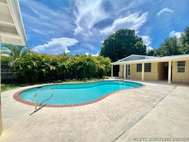 Photo - 660 NE 34th Ct