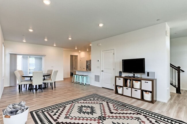 Building Photo - 3 Bedroom 3 Bath in Mosaic!