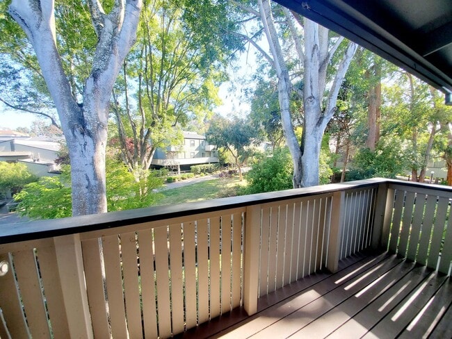 Building Photo - Top floor studio with large patio & greenb... Unit H