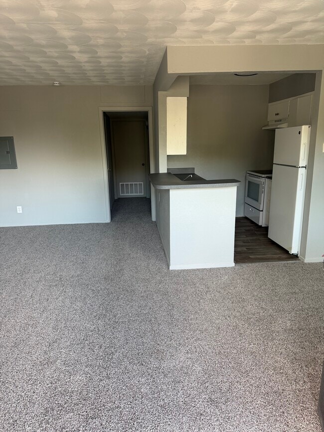Building Photo - Pine Street Terrace Unit 60