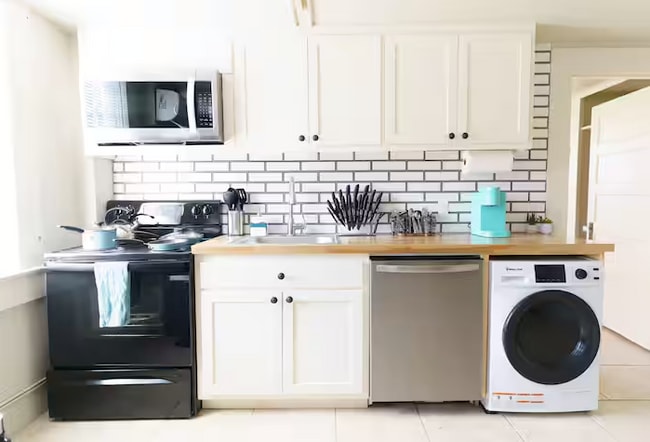 Staged Kitchen - 1411 College St Unit College St