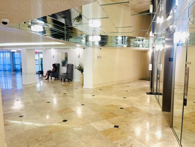 Photo - 1000 Parkview Dr Unit 605