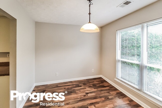 Photo - 2468 Mistletoe Ln SW