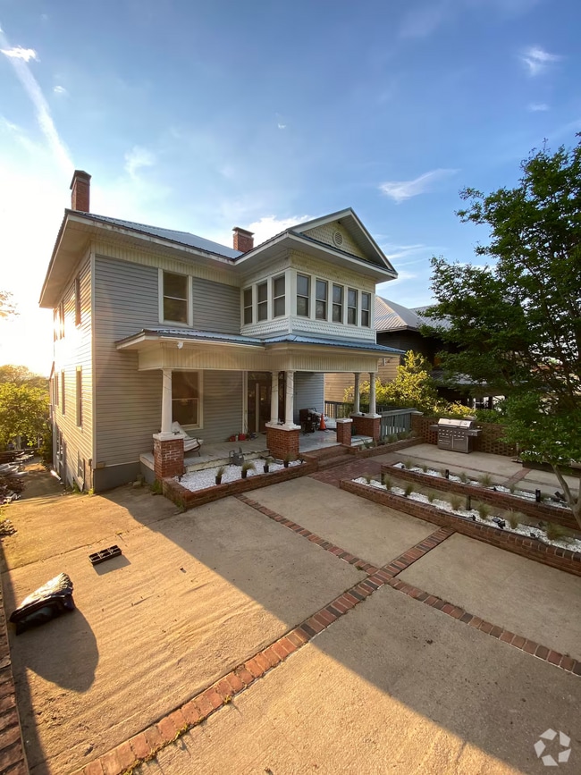 Building Photo - 1904 16th Ave S Rental