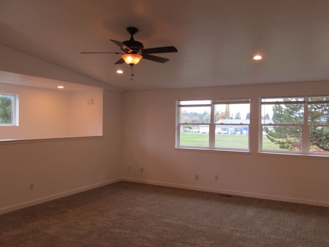 Photo - 3 Bedroom House in Burlington