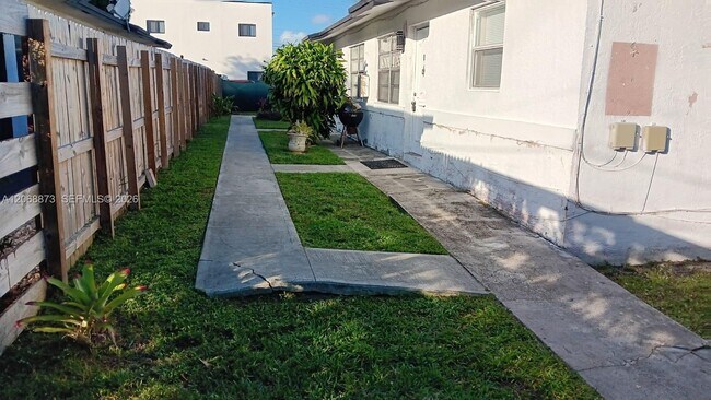 Photo - 4145 SW 19th St Unit 3