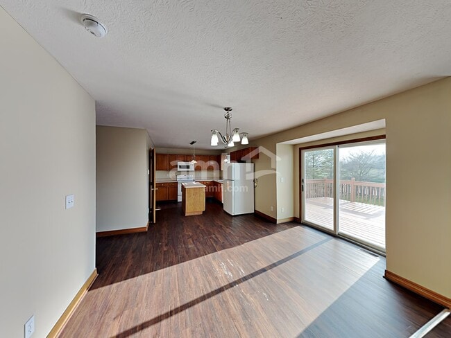 Photo - 811 Corylus Dr SW