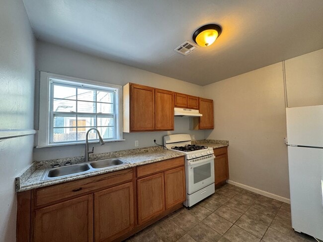 Photo - 2 Bedroom 1 Bath walking Distance to TU