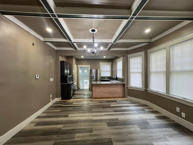 Photo - 610 W Armstrong Ave