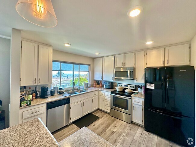 Building Photo - 3 Bedroom Townhome near USD!! Parking + La...