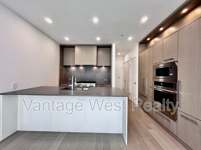 3389 Lakeshore Rd
