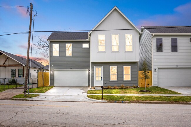 Photo - 747 Dumble St