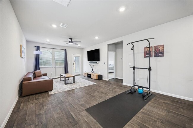 Photo - 724 Aster Pl