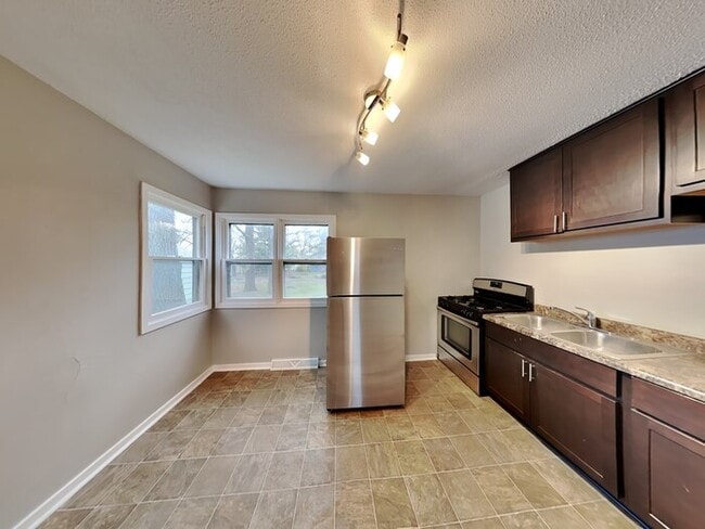 Photo - 2090 Hillview Rd