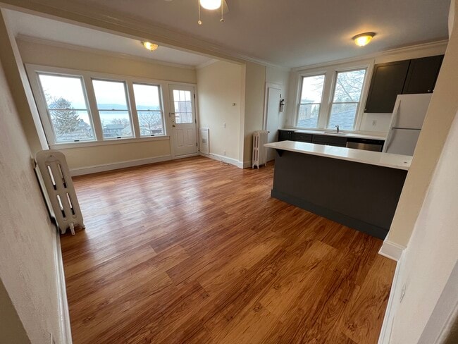 Building Photo - 10 S Eckar St Unit Top Floor