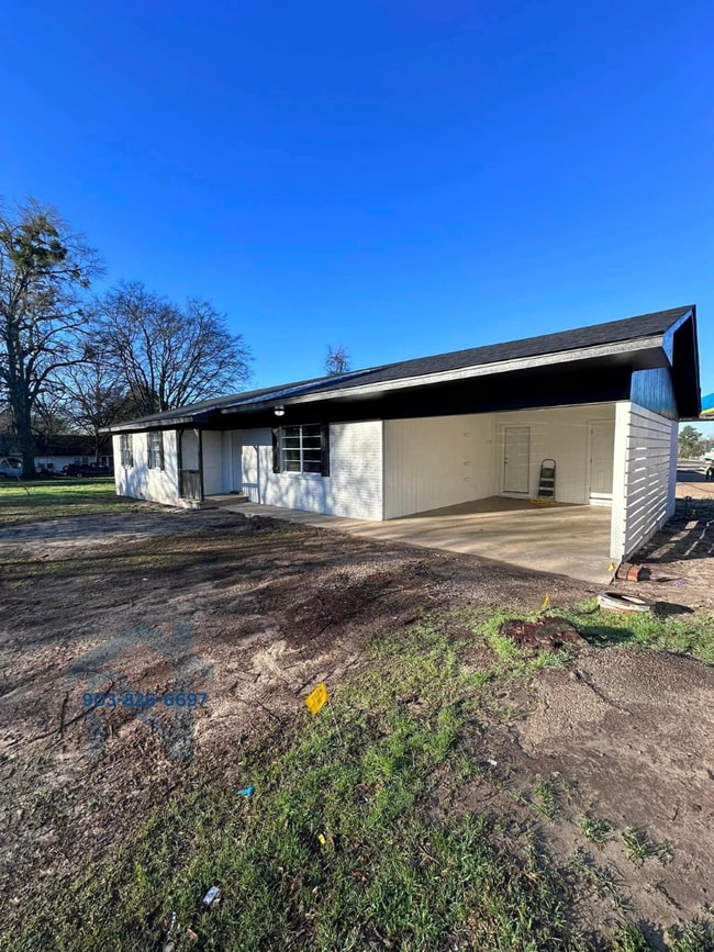 Building Photo - 102 S Wills St