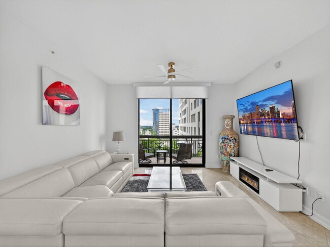 Building Photo - 701 S Olive Ave Unit 725