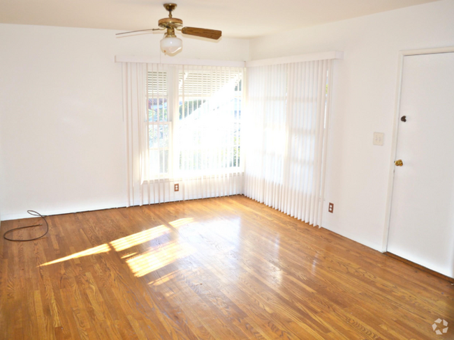 Building Photo - 3752 Lewis Ave Unit 1/2 Rental