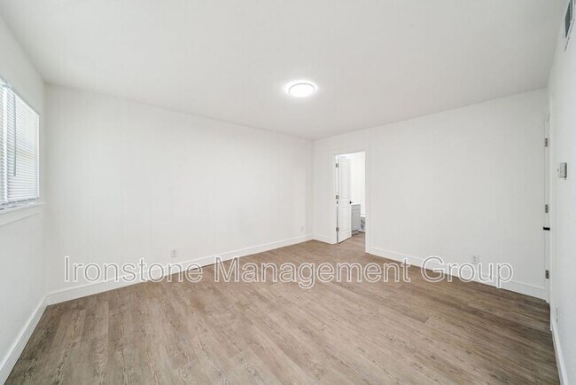 Photo - 3165 E 49th St