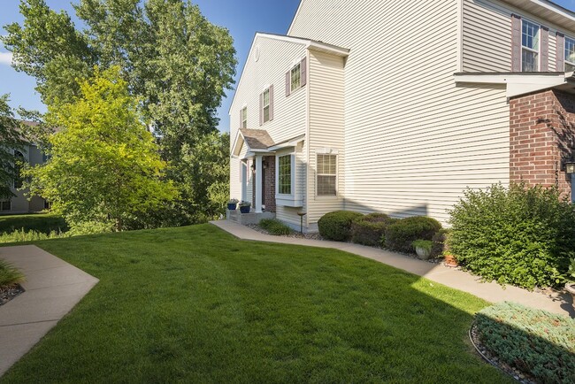 Entrada principal privada en el costado del edificio. - 15225 Florist Cir