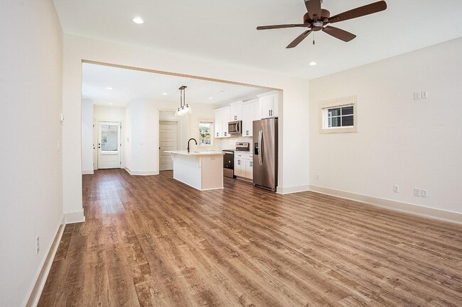 Photo - 872 Village Dr
