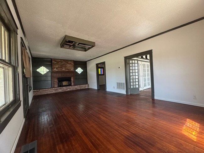 Photo - 707 W 5th St