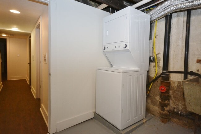 Photo - SPACIOUS AND MODERN HOUSE IN OAKLAND AVAILABLE AUGUST!