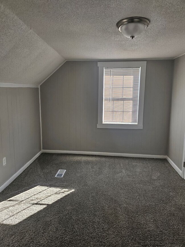 Photo - Big family friendly home available in Hodgenville!