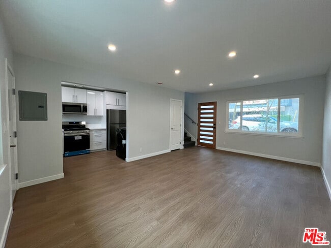 Building Photo - 903 S Barrington Ave Rental