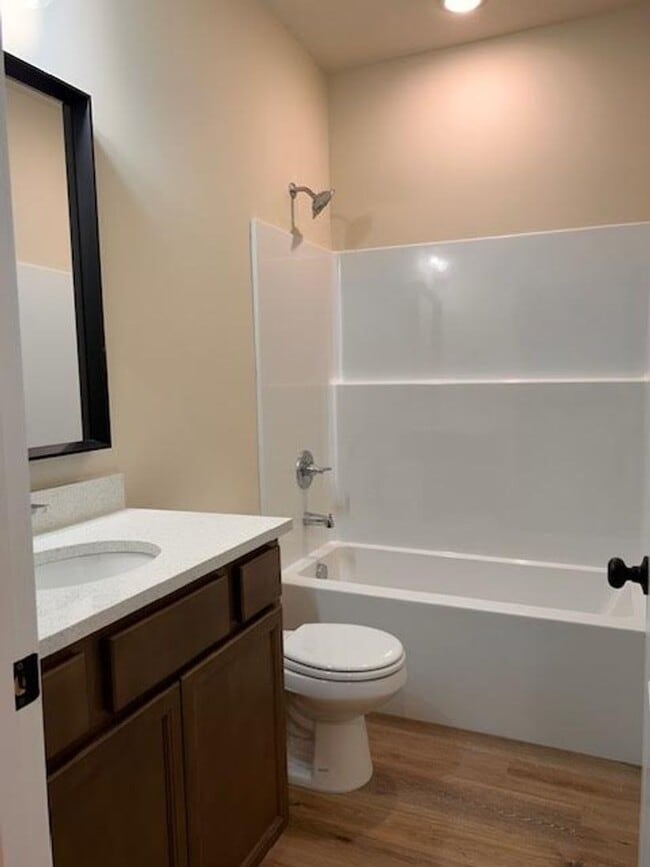 Photo - 483 E Harper St