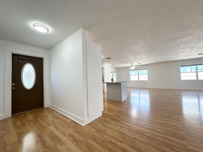 Photo - 1560 Salmon St