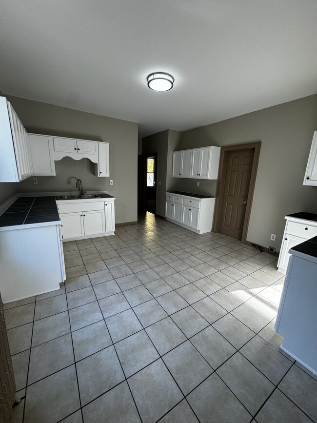 Kitchen - 1935 N 26th St Apartments