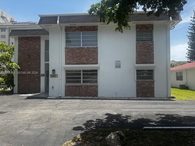 Building Photo - 1832 Madison St Unit 102