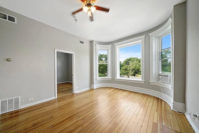 Photo - Beautiful Greystone building on Chicago's iconic Augusta Boulevard in the Ukrainian Village / Hum... Unidad 3131-1F