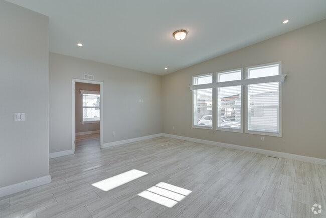 3BR,2BA - 1000SF