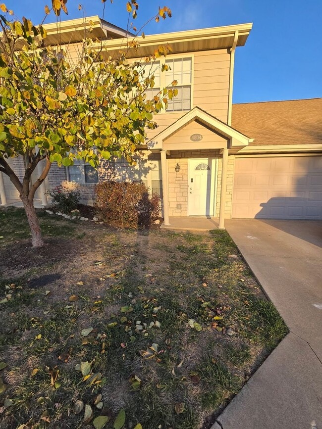 Building Photo - Updated 4 bed 2 bath Town House