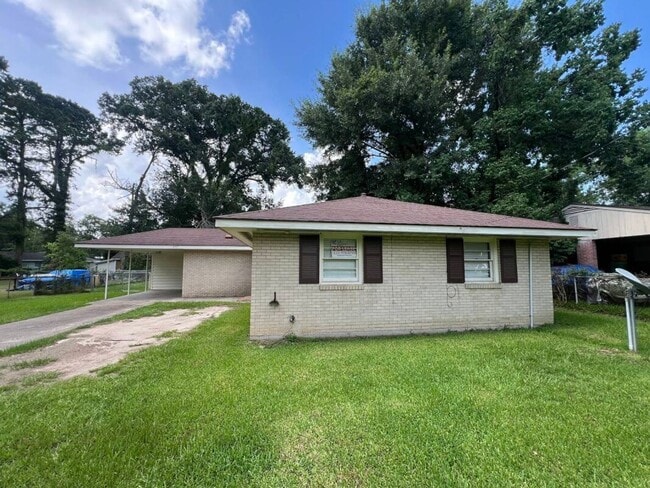 Building Photo - Charming 3BR Rental Featuring Granite Counters & Gas Range