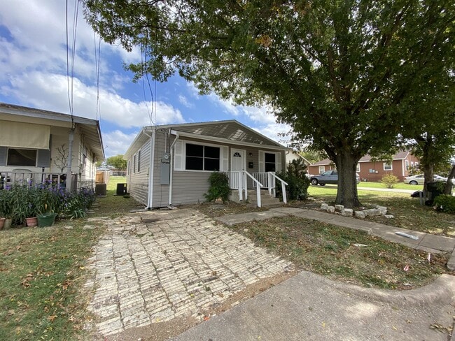 Photo - 1124 F Avenue