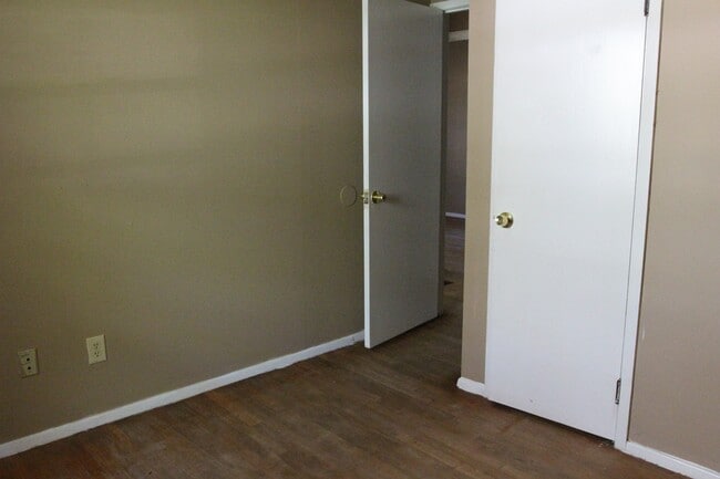 Photo - 2011 W Broad Ave