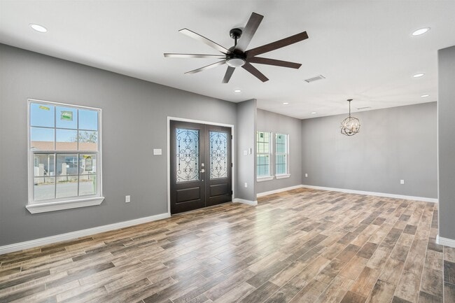 Photo - 601 Ave V