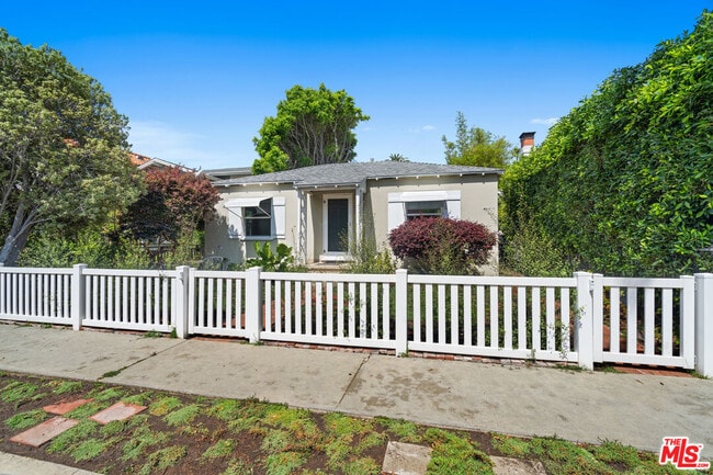 Photo - 815 Crestmoore Pl