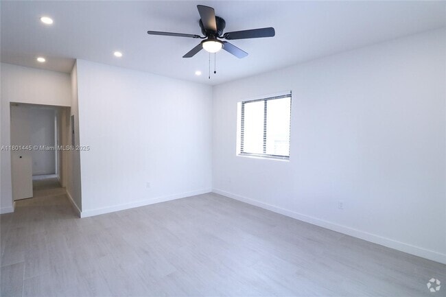 Building Photo - 221 SW 11th Ave Unit 2 Rental
