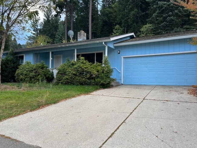Building Photo - Conveniently located just moments from dow...