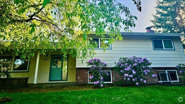 Building Photo - Mid-Century Classic House in Reedwood Neig...