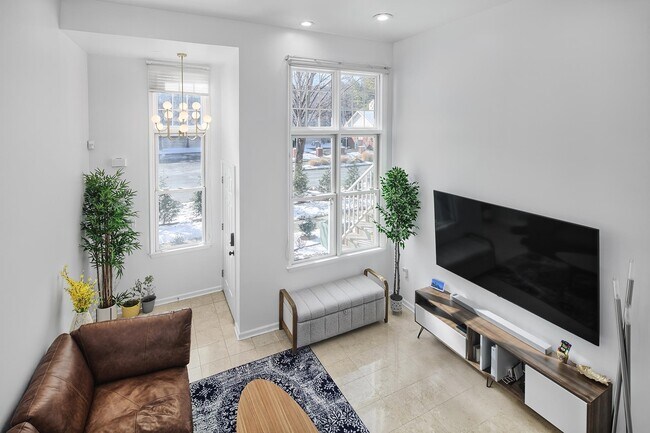 Photo - 395 Kingston Ct