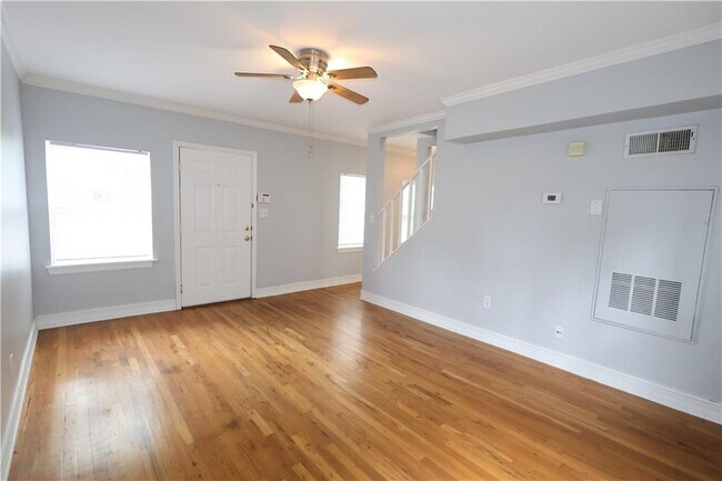 Photo - 285 Oxford Pl NE