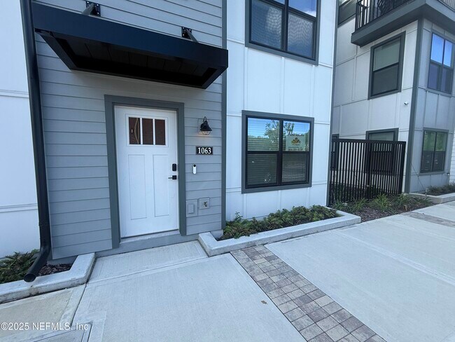 Photo - 1063 Farwell St