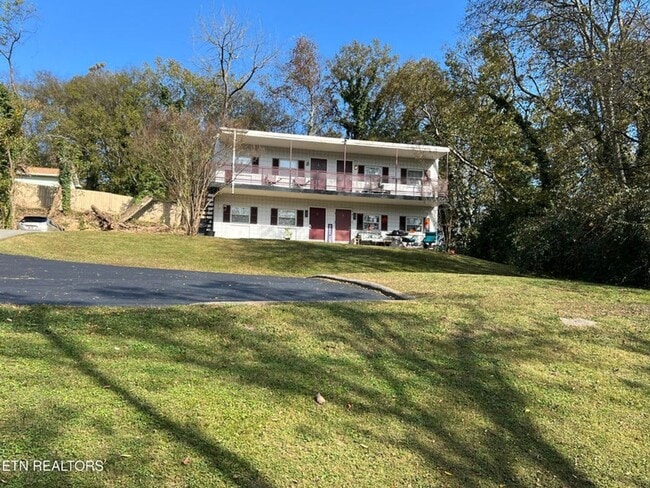 Building Photo - Knoxville 37919 - 1 bedroom, 1 bath Apartment on main floor with no steps - Mac Tobler (865) 755-...