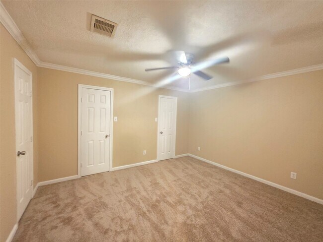 Photo - 801 Queenswood St